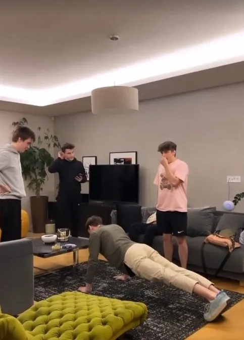 Larl приехал на буткемп Team Spirit — с ними нет TORONTOTOKYO