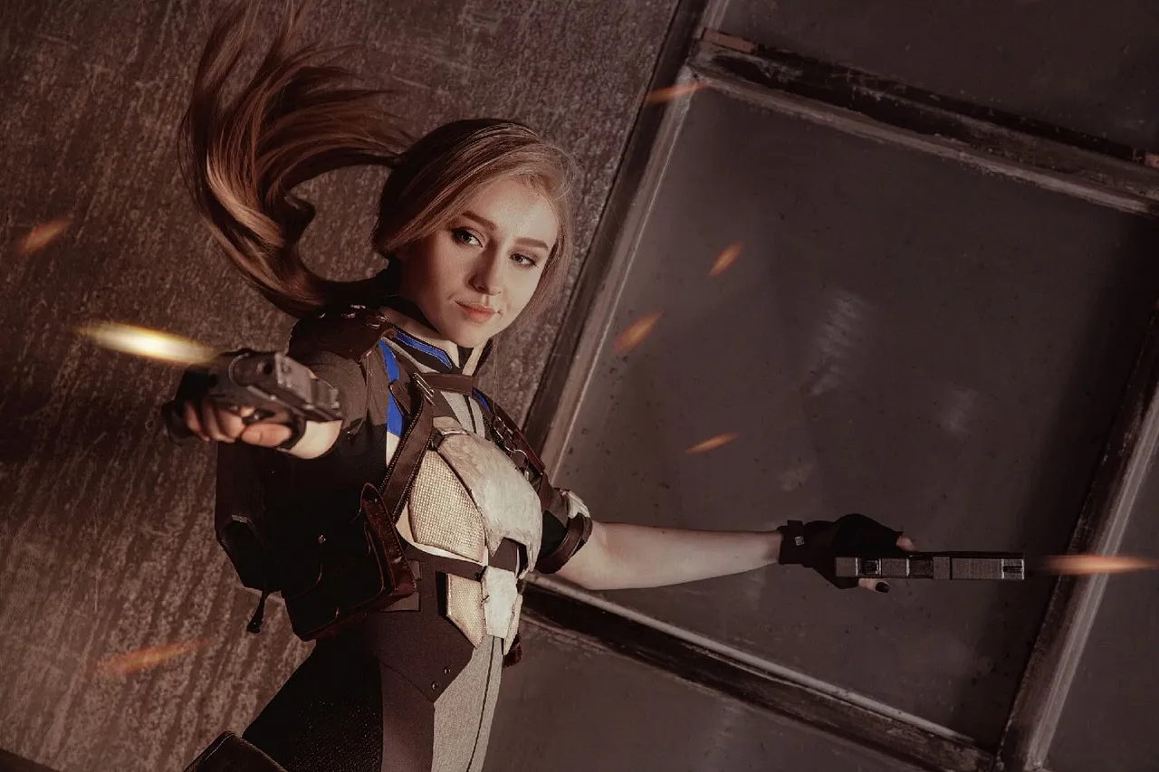 Косплей на Кэсси Кейдж из Mortal Kombat 11