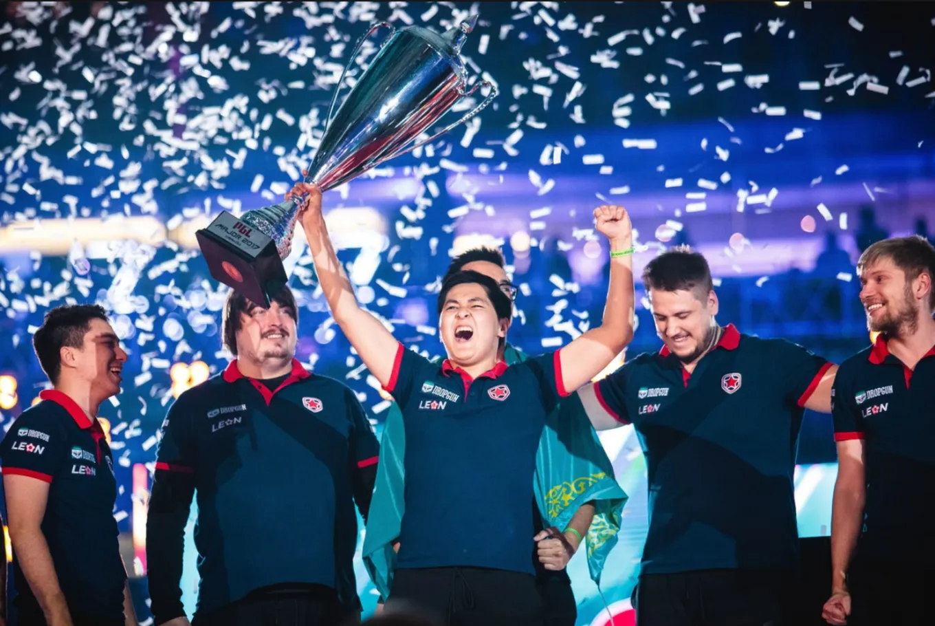 Gambit Esports в 2017 году одержала победу на PGL Major Krakow 2017. Состав: mou, Dosia, HObbit, AdreN, Zeus, Kane (тренер)