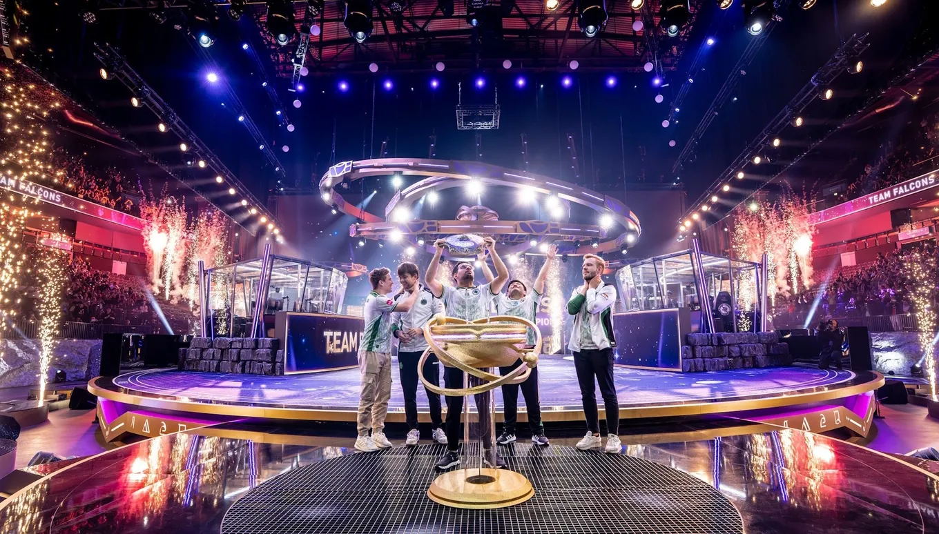 Тренером Team Falcons выступил Кёртис Aui_2000 Линг, благодаря чемпионству он стал первым трёхкратным победителем TI – один Аегис он выиграл как игрок и ещё два как наставник