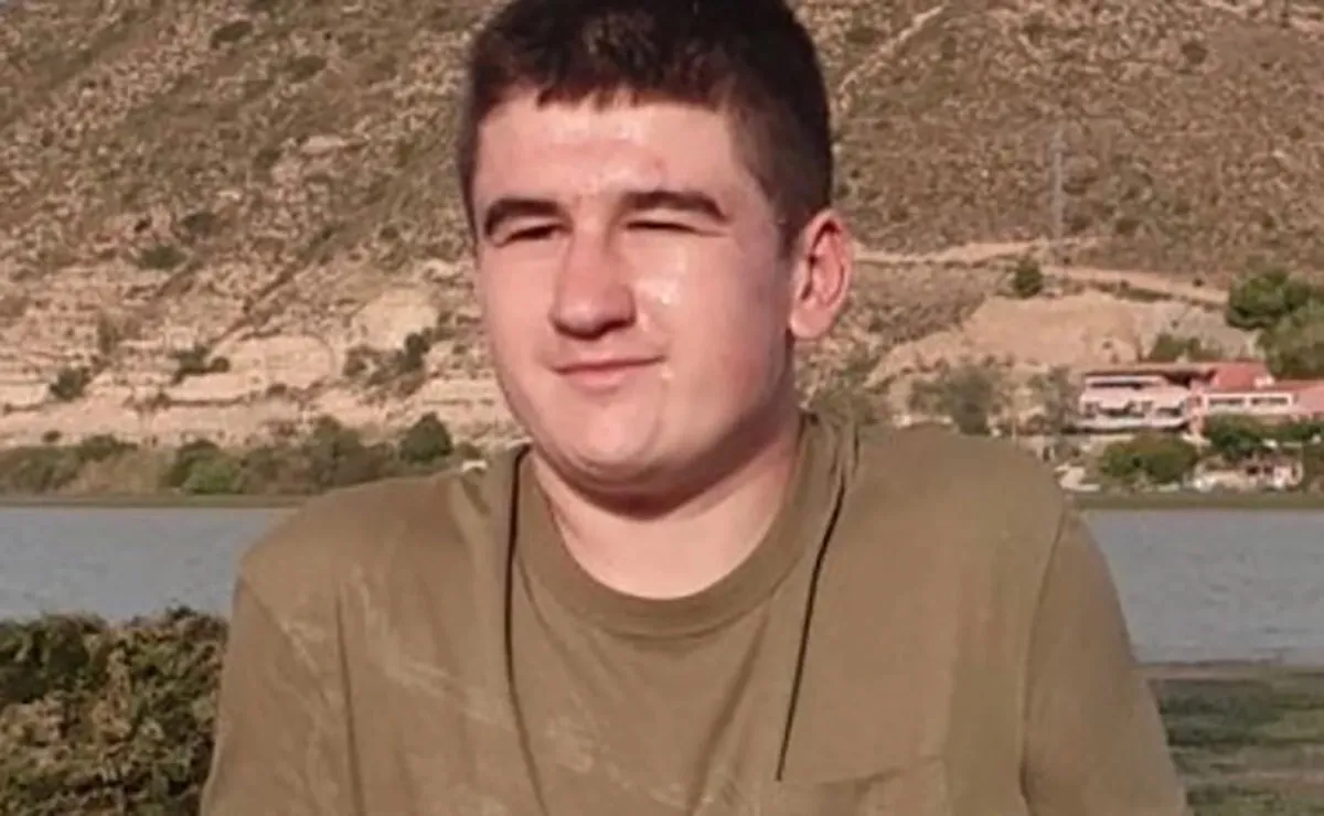 По итогу британская полиция арестовала 17-летнего подростка из Оксфордшира – Арьян Куреши (Aryan Kurshid, также известен как Arion Kurtaj) – участника хакерской группы Lapsus$, которая ранее атаковала NVIDIA и Uber