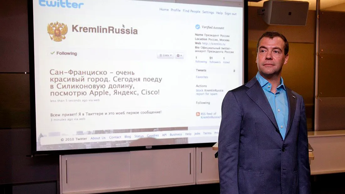 Дмитрий Медведев является единственным российским президентом, создавшим официальный аккаунт в Twitter (X). В 2010 году он торжественно сделал это во время визита в США