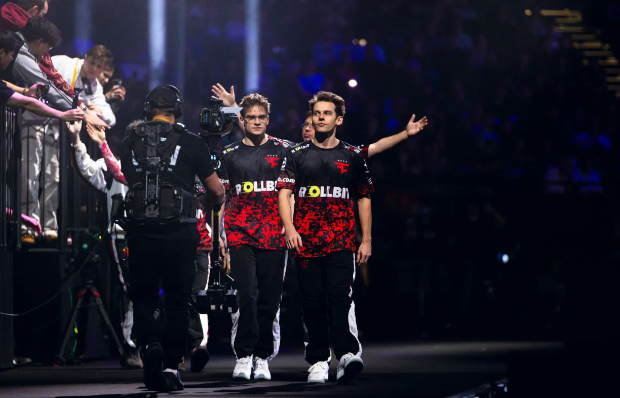 Выход FaZe на сцену перед гранд-финалом турнира