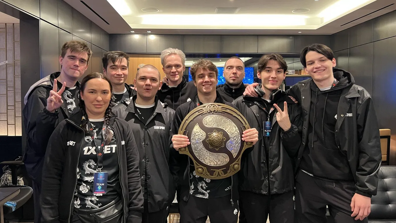 Team Spirit – чемпион The International 2023. На фото игроки, тренер, менеджмент. В современной версии команды нет только Mira, вместо него сейчас играет rue