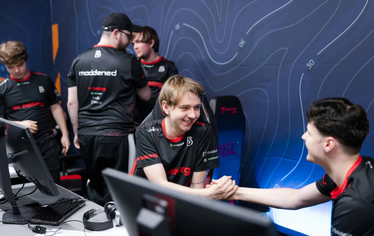 На PGL Masters Bucharest 2025 в конце октября B8 прошла в плей-офф, заняв 5-8 место