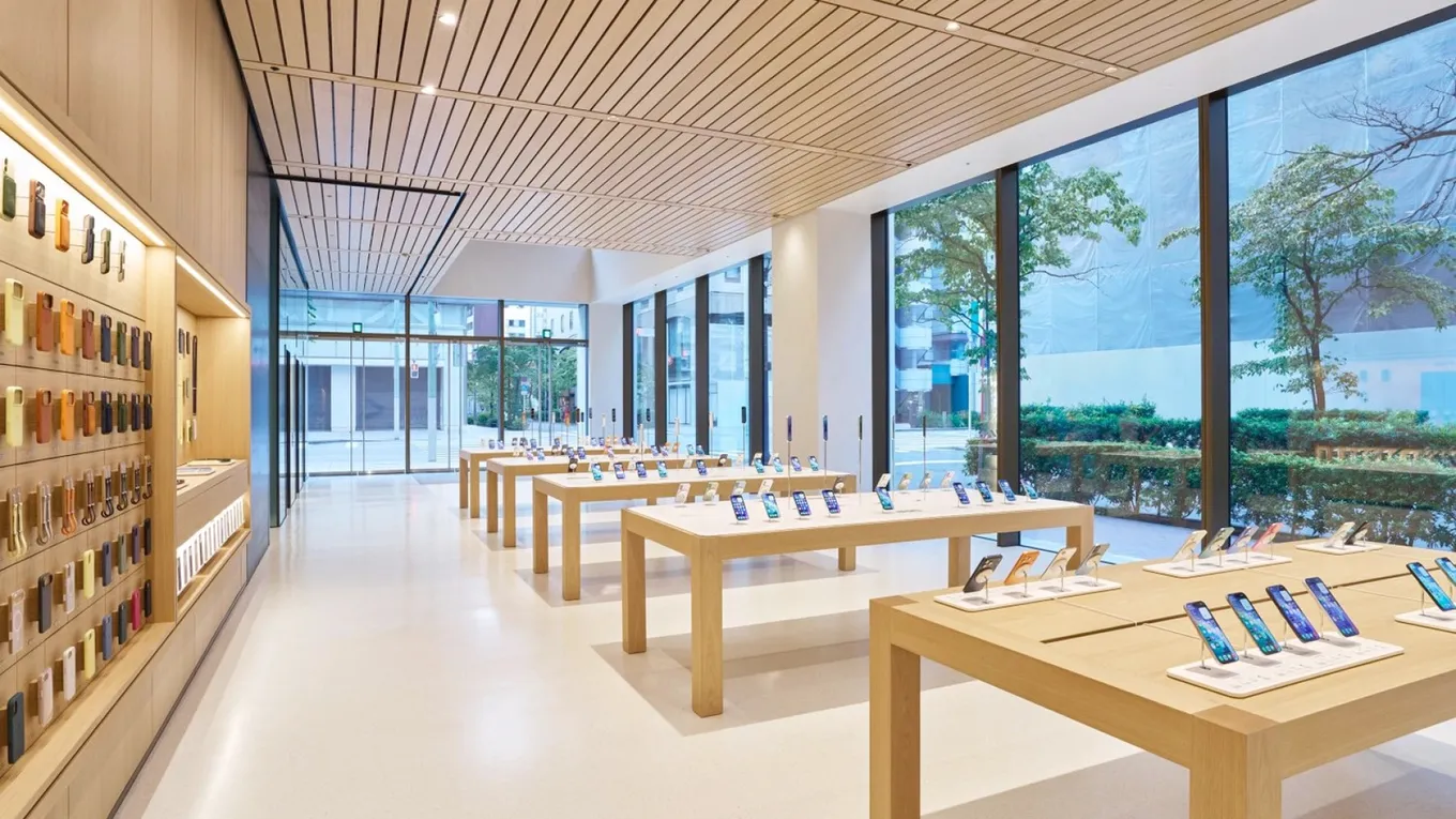 После первых жалоб Apple начала менять оборудование в своих фирменных магазинах