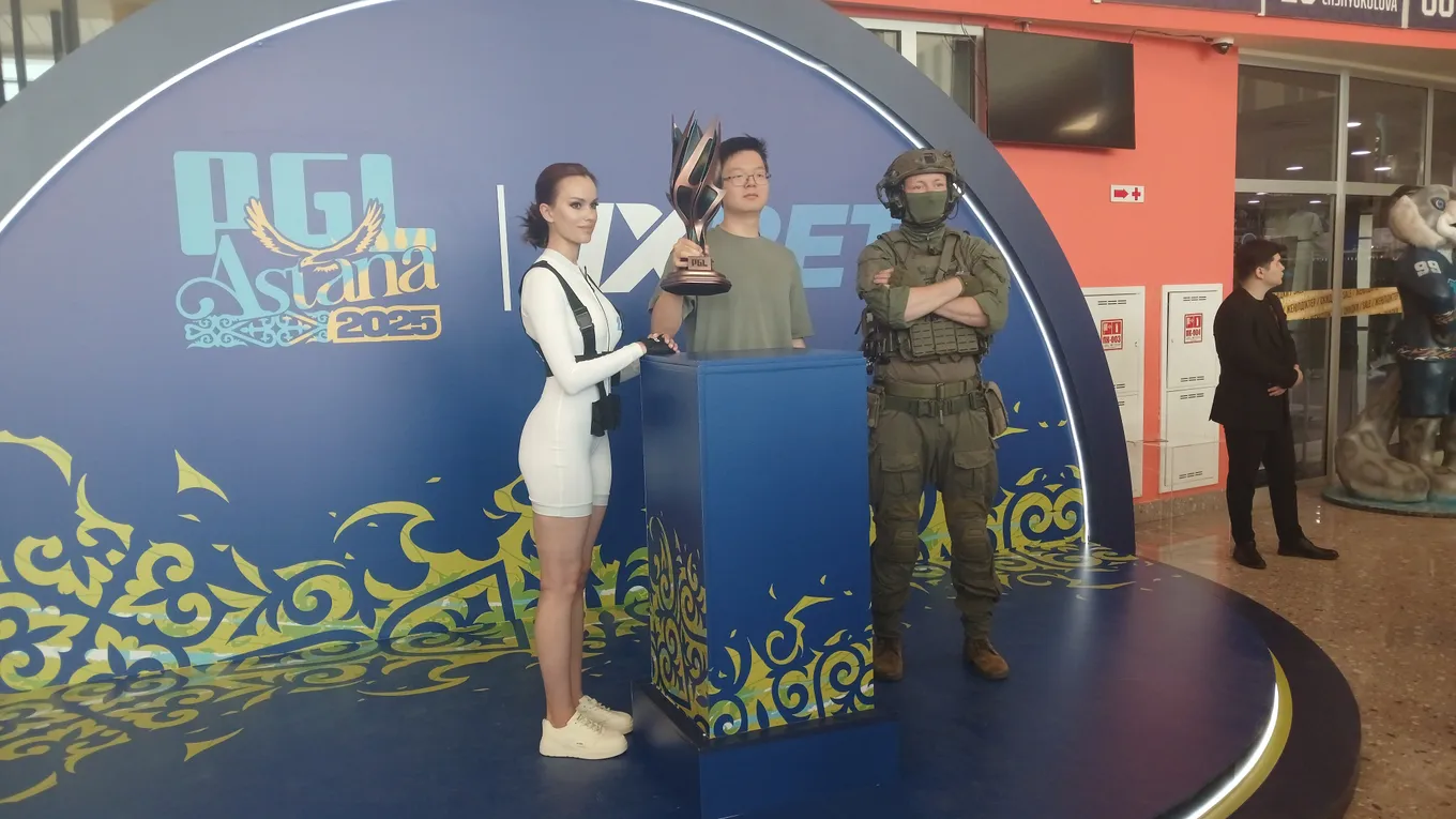 Зритель с косплеером и трофеем PGL Astana 2025