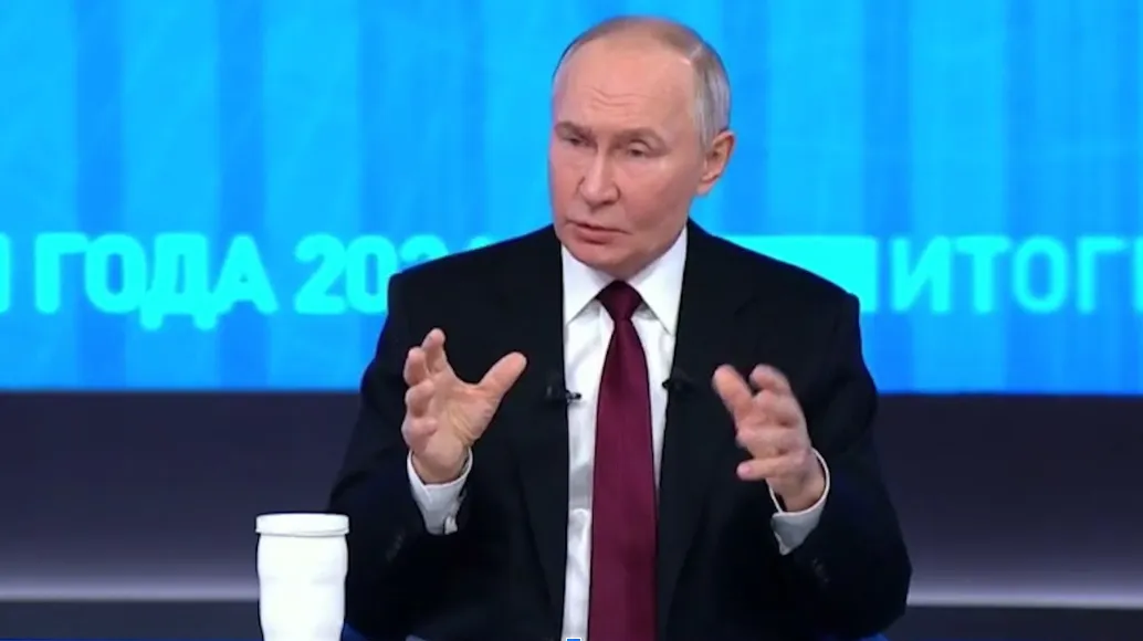 Владимир Путин во время Прямой линии