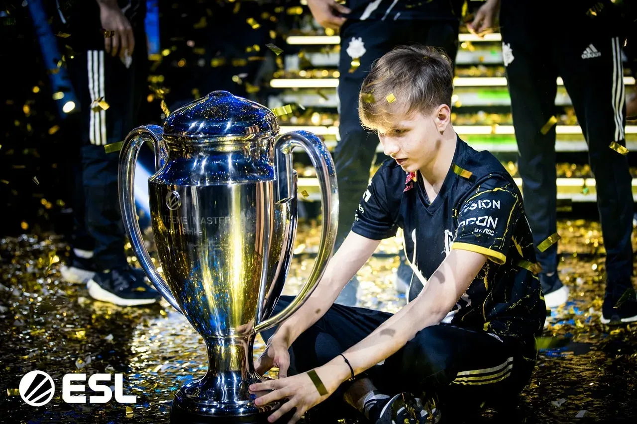 Весной 2025 года Илья m0NESY Осипов ушёл из G2 Esports и присоединился к Team Falcons