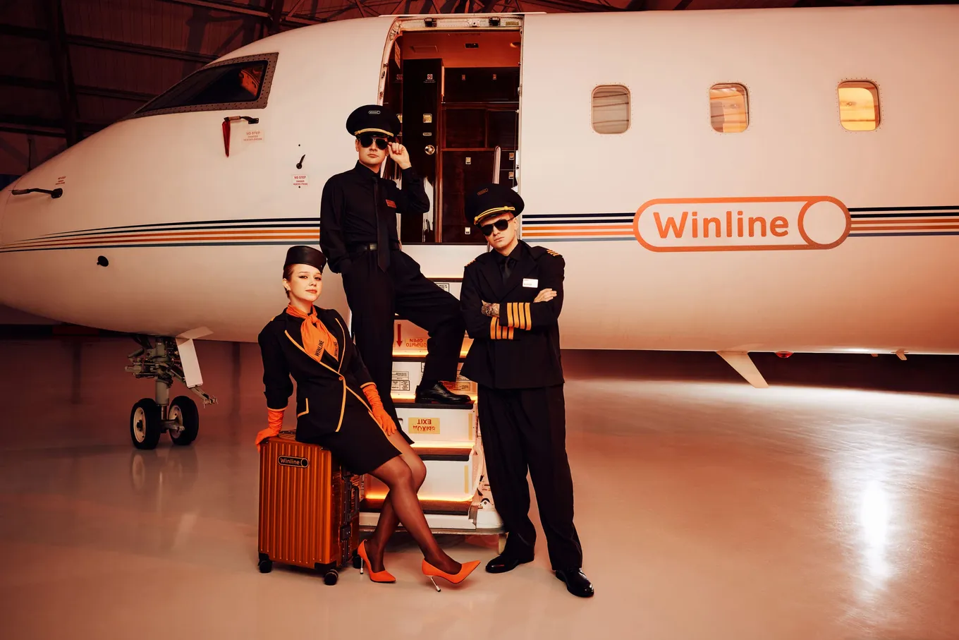 Buster и Bratishkinoff на фоне частного самолёта WinAirLine