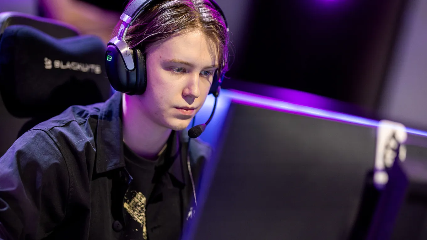 Rue познакомился с Dota 2 благодаря старшему брату, который постоянно играл либо в неё, либо в Warcraft