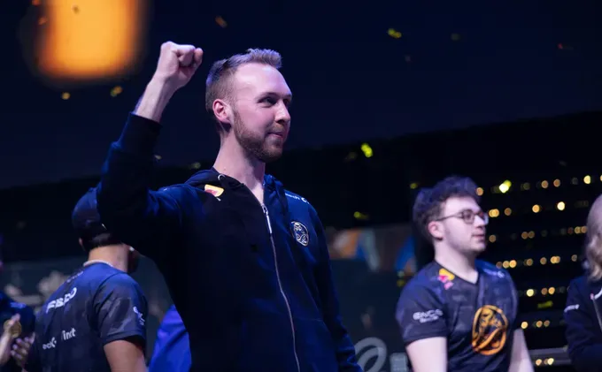 10 декабря экс-капитан Astralis Лукас gla1ve Россандер дебютировал в роли тренера, подписав контракт с 100 Thieves