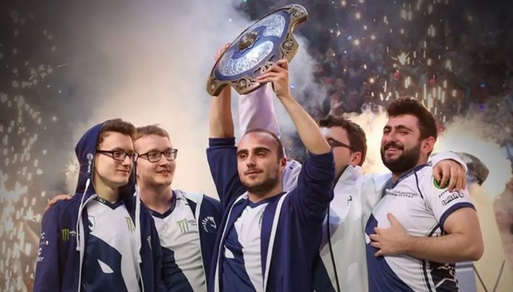 Team Liquid в полном составе празднуют победу на The International 7