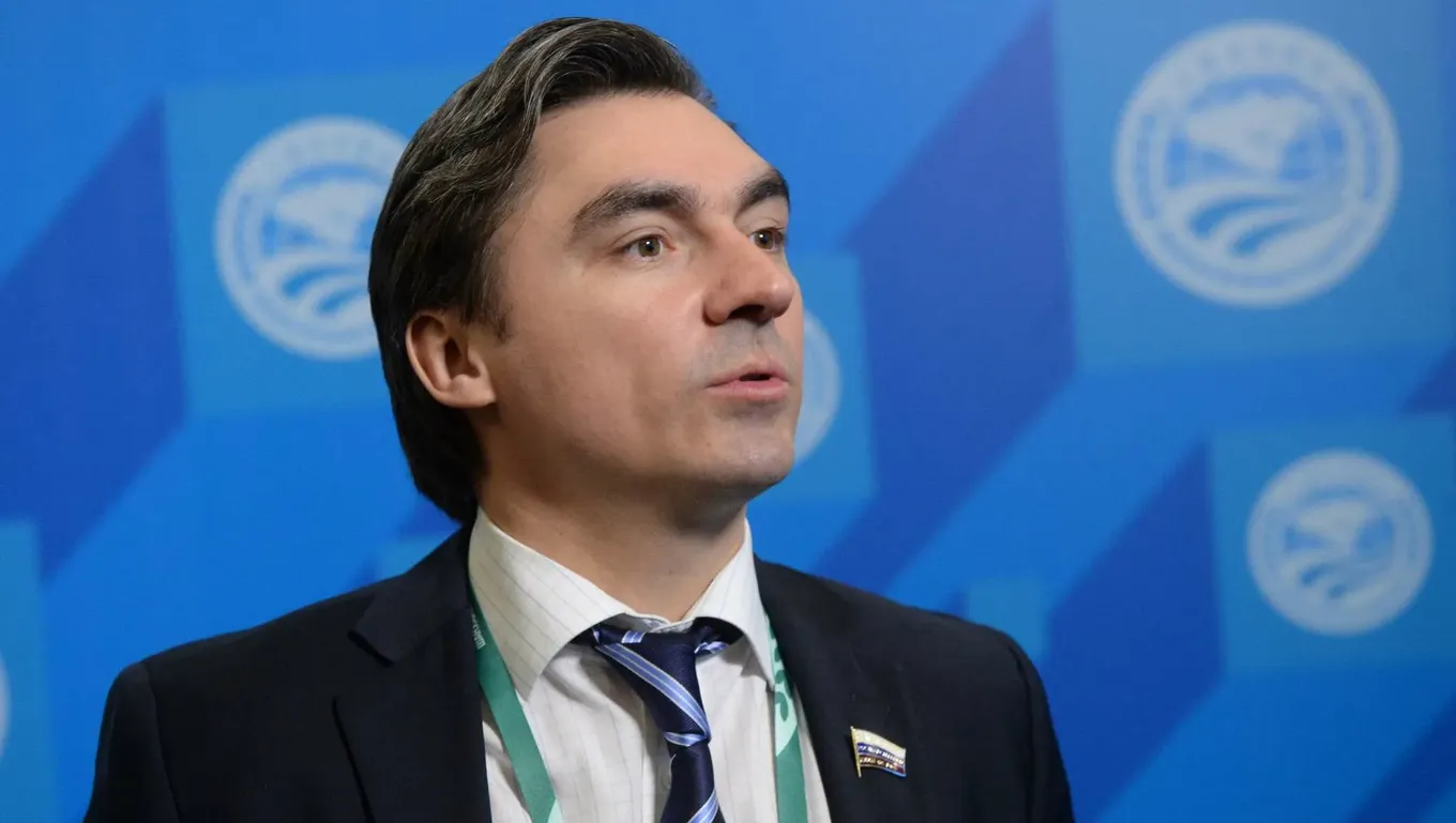 По словам Андрея Свинцова, «приложения, которые могут следить за нашими гражданами и передавать данные западным спецслужбам, вполне реально могут быть заблокированы»