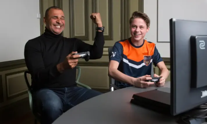 Рууд Гуллит играет в FIFA вместе с Дани Виссером