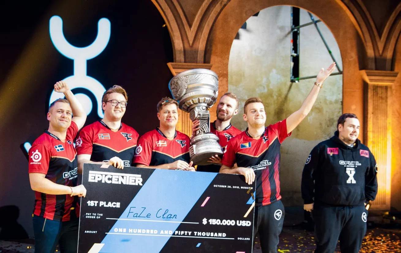 GuardiaN и FaZe с трофеем EPICENTER 2018
