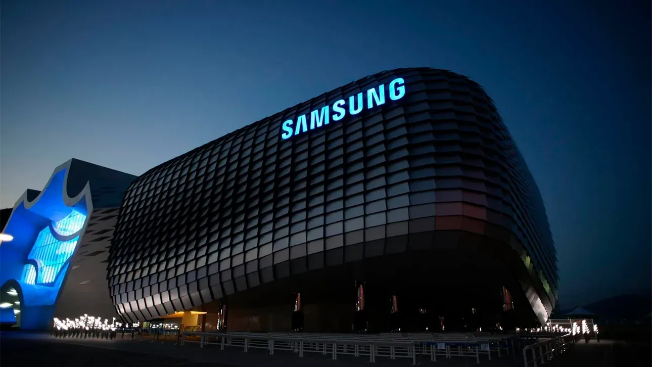 Южнокорейский производитель Samsung станет одним из первых крупных международных брендов, кто начнёт предустанавливать российский мессенджер Max на устройства для российского рынка