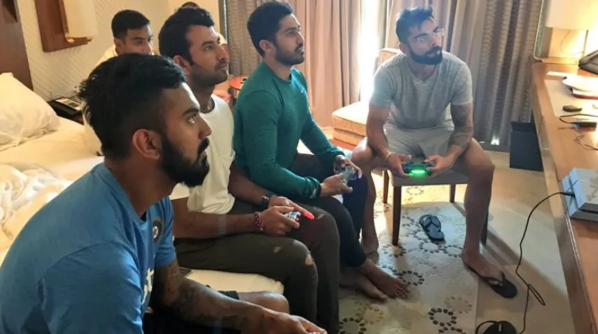 Вират Кохли играет в FIFA вместе с напарниками по команде