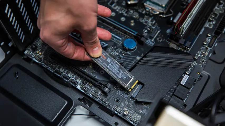 Выбирая SSD M.2, стоит обратить внимание на различные характеристики, включая ёмкость и скорость чтения и записи, а также на соотношение цены и качества
