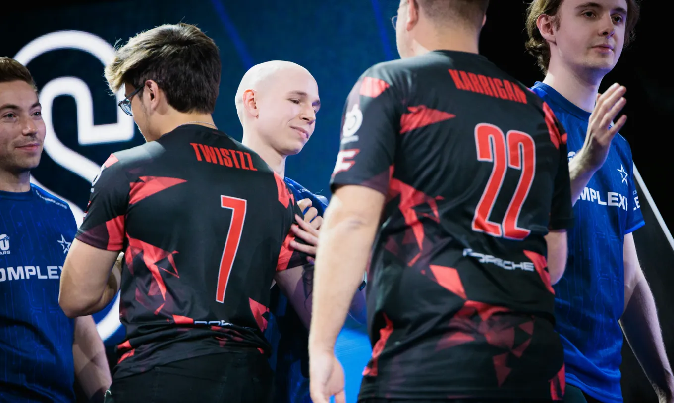 Джонатан EliGE Яблоновски на рукопожатии с игроками FaZe