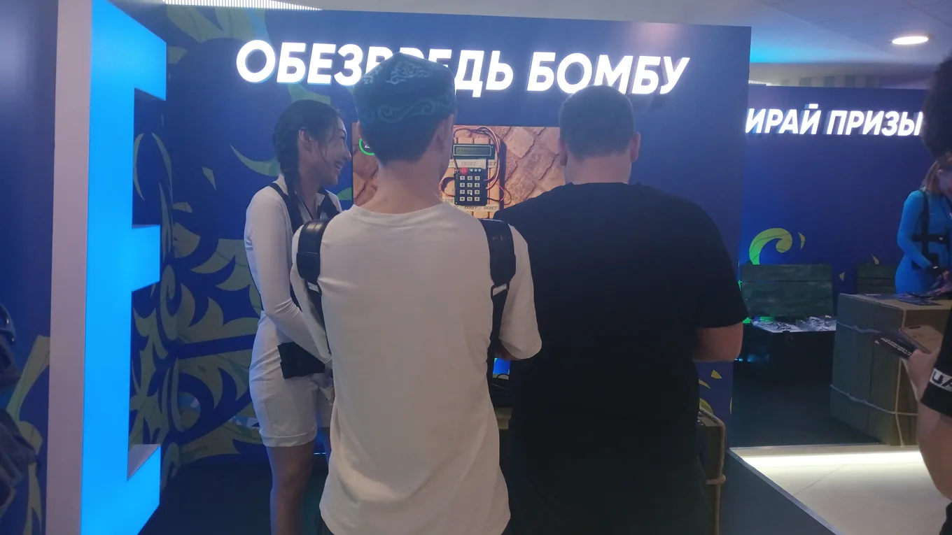 Зрители пытаются обезвредить бомбу на экране