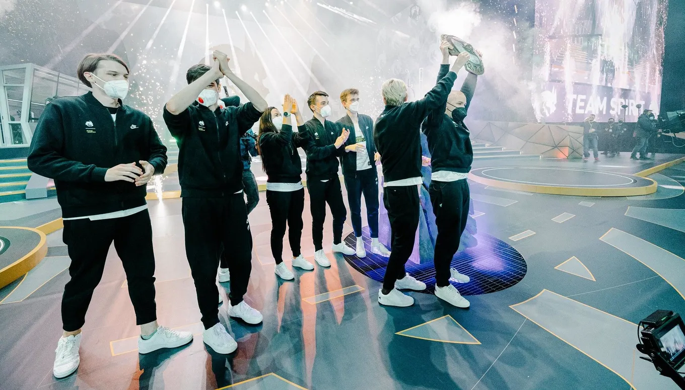 Перед матчем на вылет против Virtus.pro Илья Yatoro Мулярчук побрился налысо, после чего Team Spirit выиграла четыре серии подряд и забрала Аегис