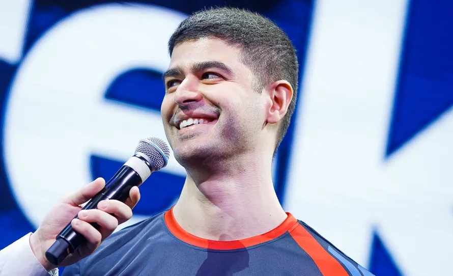 Нарек Narek Марянян – киберспортсмен по Clash Royale и автор мема «Сидим-не рыпаемся»
