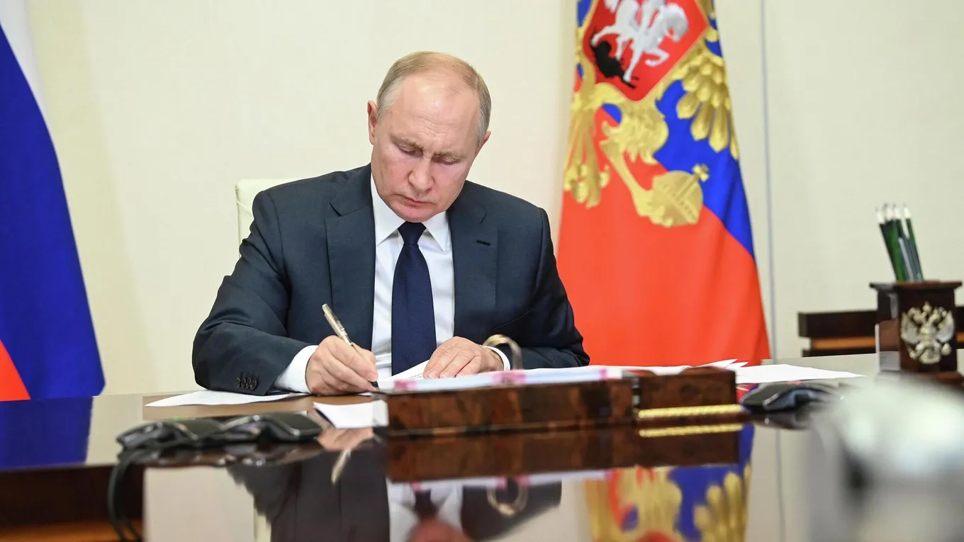 Новый закон от 7 июля 2025 года, подписанный Владимиром Путиным, запрещает ограничивать установку, обновление и работу российских приложений и магазинов
