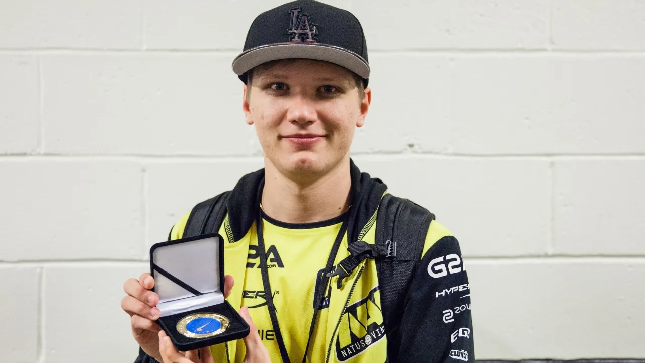 S1mple с наградой MVP на ESL One New York 2016