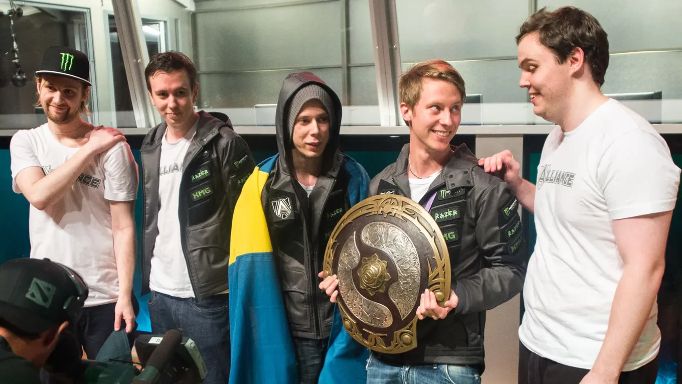 Чемпионский состав Alliance на The International 2013. В конце 2015-го состав полностью воссоединился в организации вновь, но не продержался больше года.