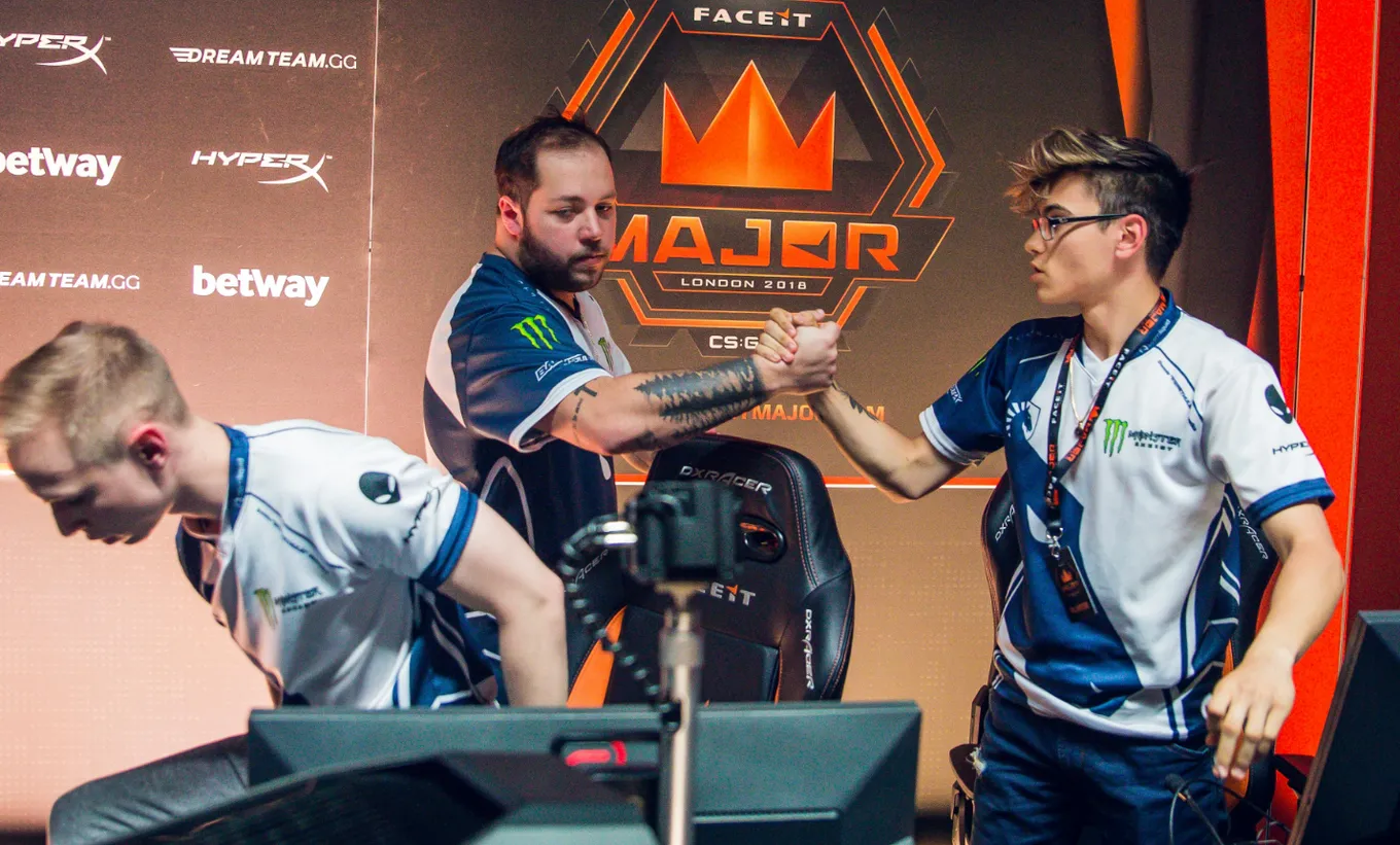 Уилтон zews Прадо и Рассел Twistzz Ван Далкен на FACEIT Major 2018