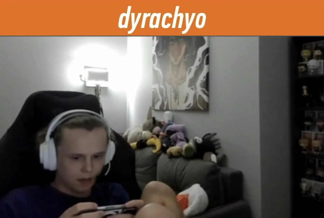 dyrachyo играет в другую игру между картами