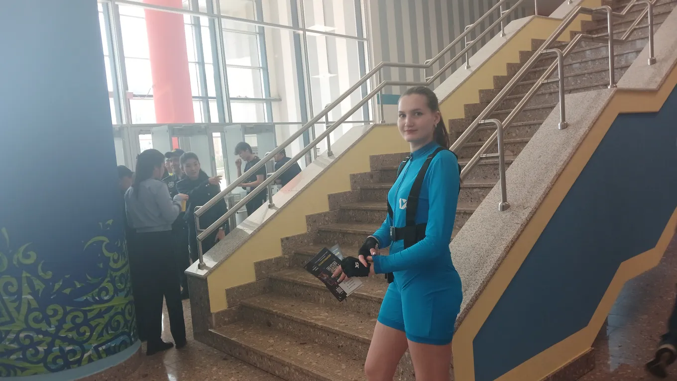 Модель в спонсорском костюме