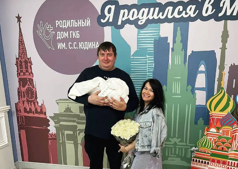 Dosia вместе со своей женой и ребёнком