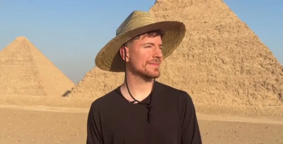 MrBeast на фоне пирамид