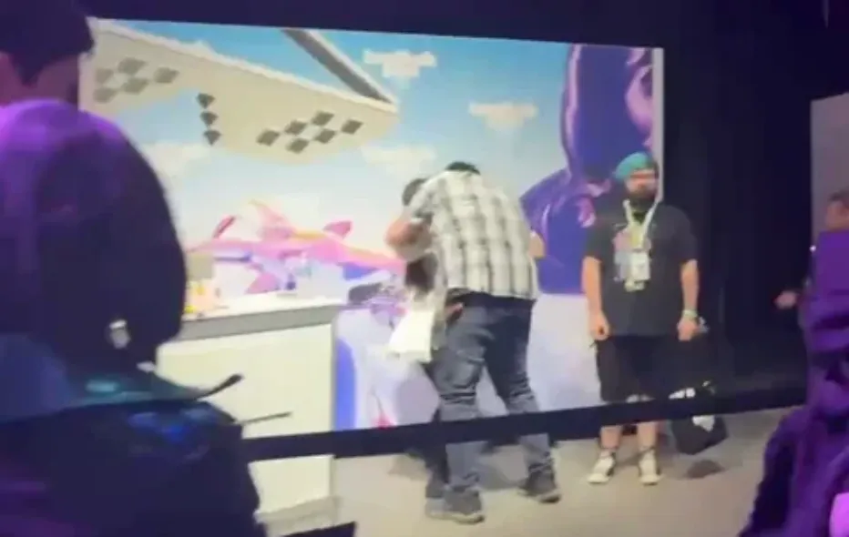 Фото с запечатлённым инцидентом на TwitchCon 2025.
