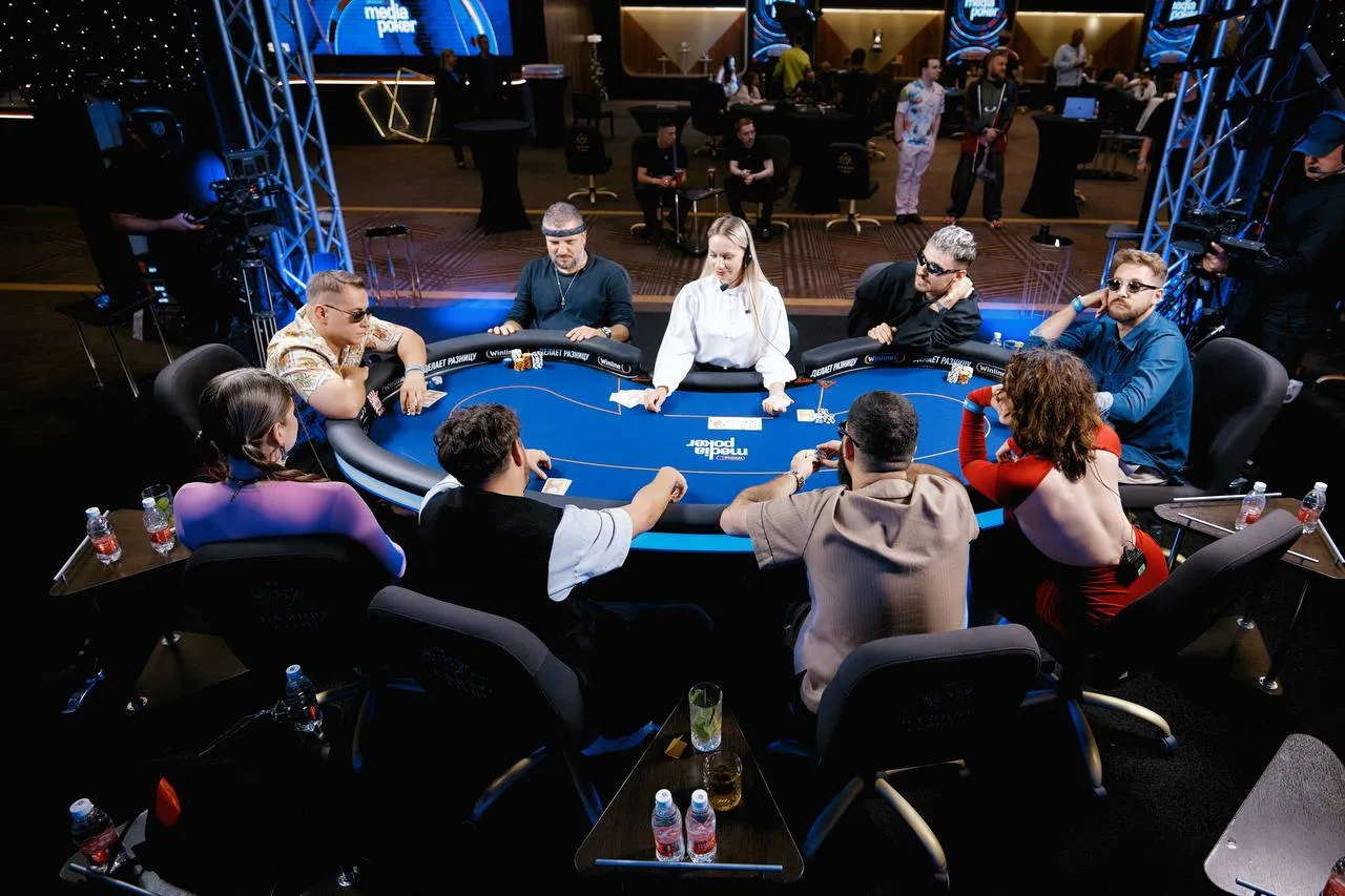 Winline Media Poker (korya_mc справа, в красном платье)