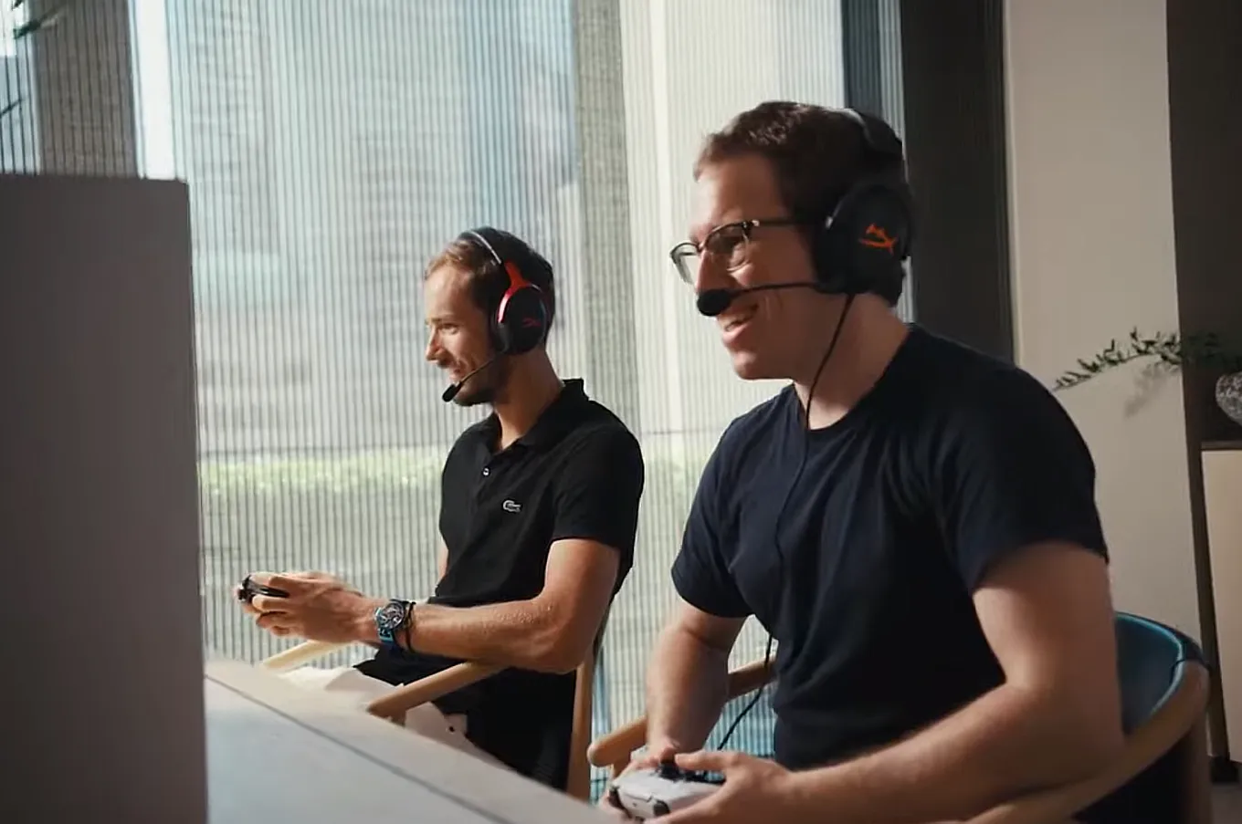 Даниил Медведев играет в PlayStation