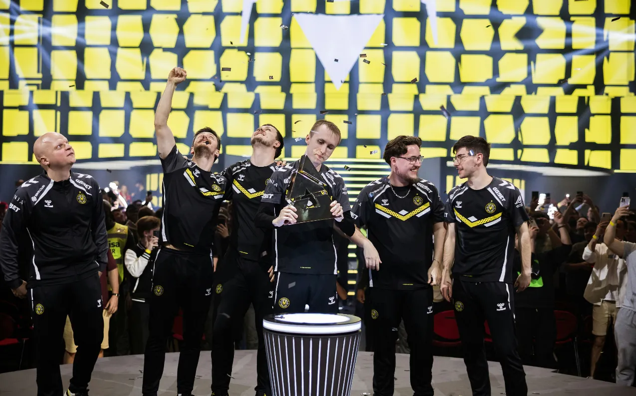 Vitality с трофеем BLAST Open Lisbon 2025