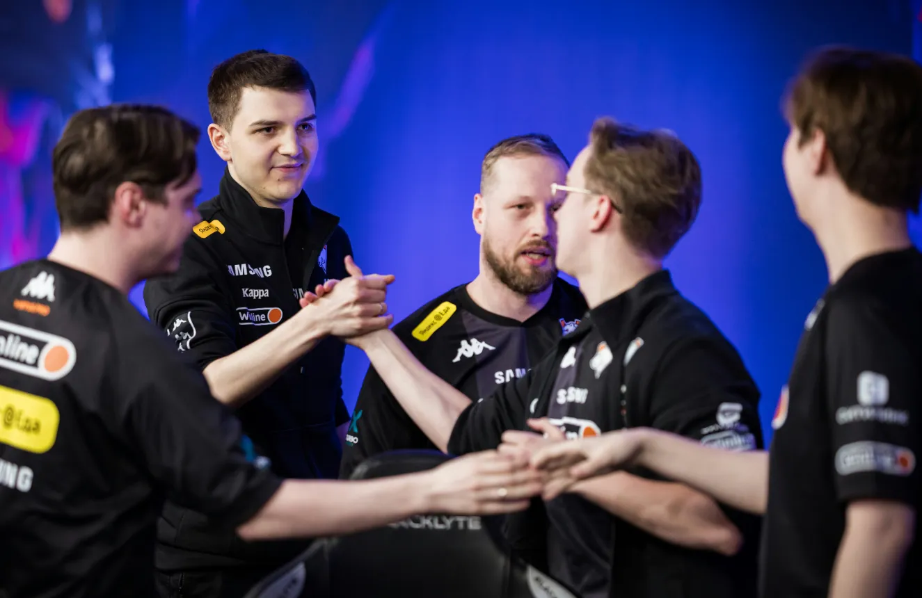 Virtus.pro обыграла MOUZ и Legacy в основном этапе мейджора, но уступила 3 матча подряд против FURIA, Vitality и paiN