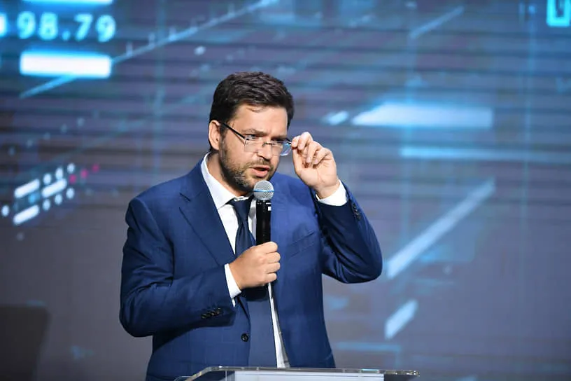 Ранее Добродеев сменял Дурова на должности гендиректора «ВКонтакте», был частью Mail ru Group, а также возглавлял цифровое подразделение холдинга Алишера Усманова
