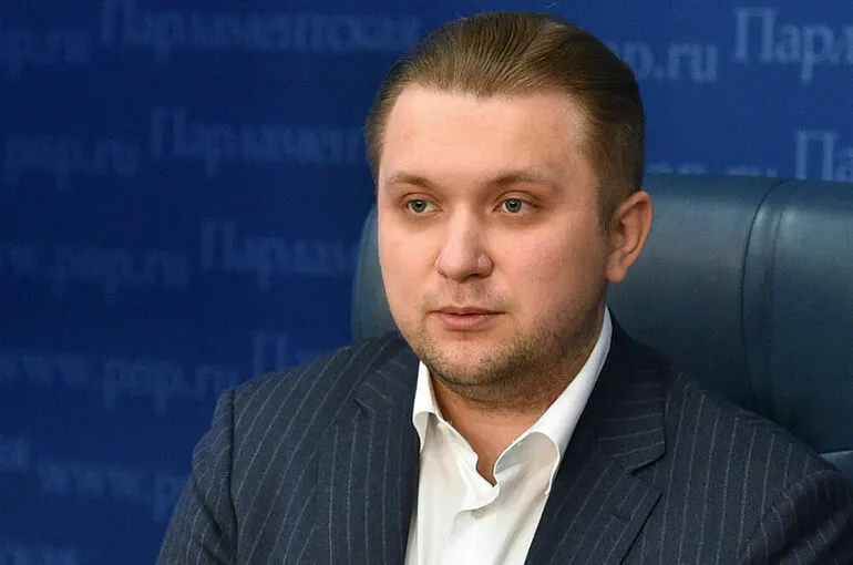 Чернышев назвал инициативу «гениальной» в ироничном ключе и провёл параллели с прошлыми запретами советской эпохи, когда коммунисты выступали против генетики и кибернетики