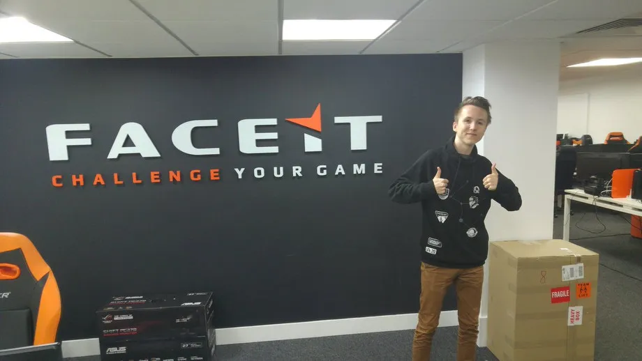 В 2017 году из-за подозрений в нечестной игре админы FACEIT приглашали Робина ropz Коля на проверку, которую он успешно прошёл