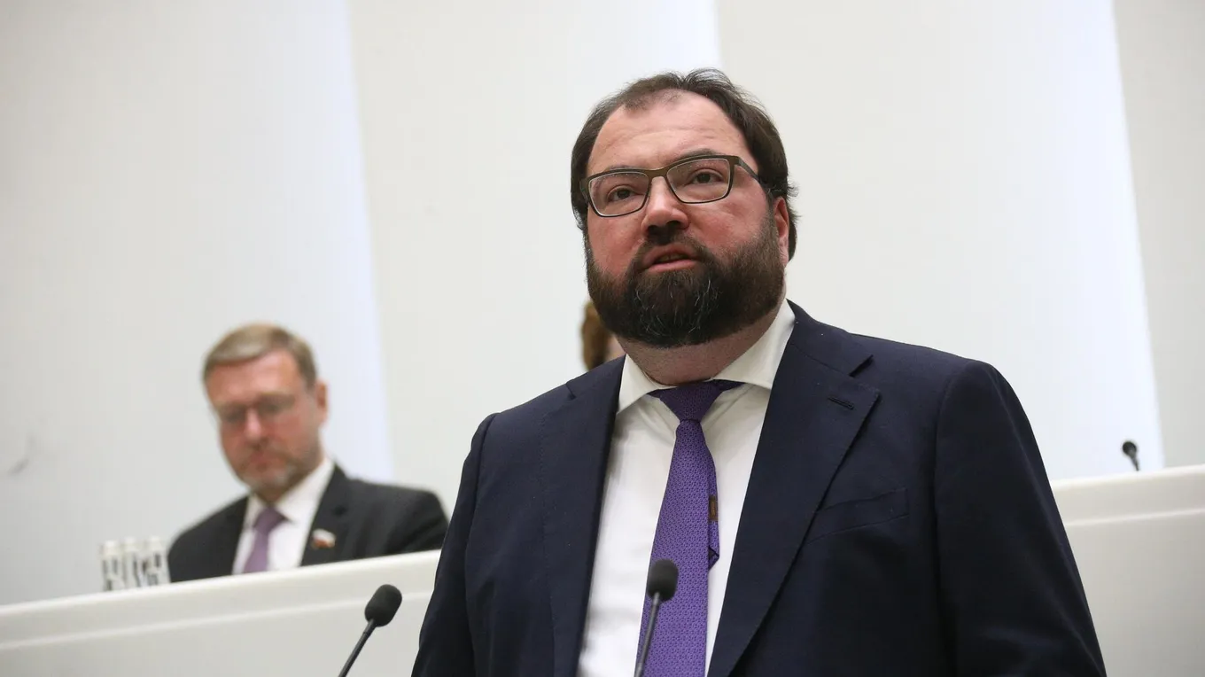 В ходе заседания за принятие законопроекта активно выступал министр цифрового развития, связи и массовых коммуникаций РФ Максут Шадаев