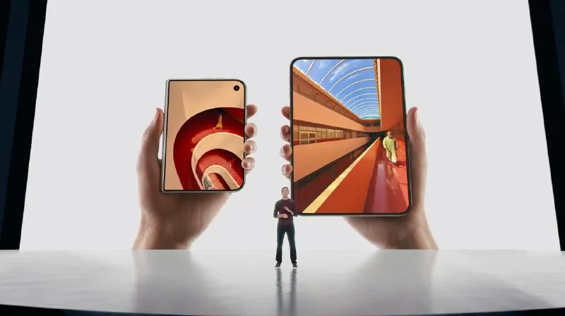 iPhone Duo в руках