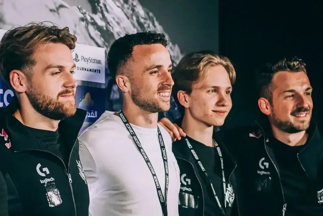 Во время Esports World Cup 2024 Диогу Жота фотографировался с Ильёй m0NESY Осиповым, Николой NiKo Ковачем и Неманьей huNter- Ковачем
