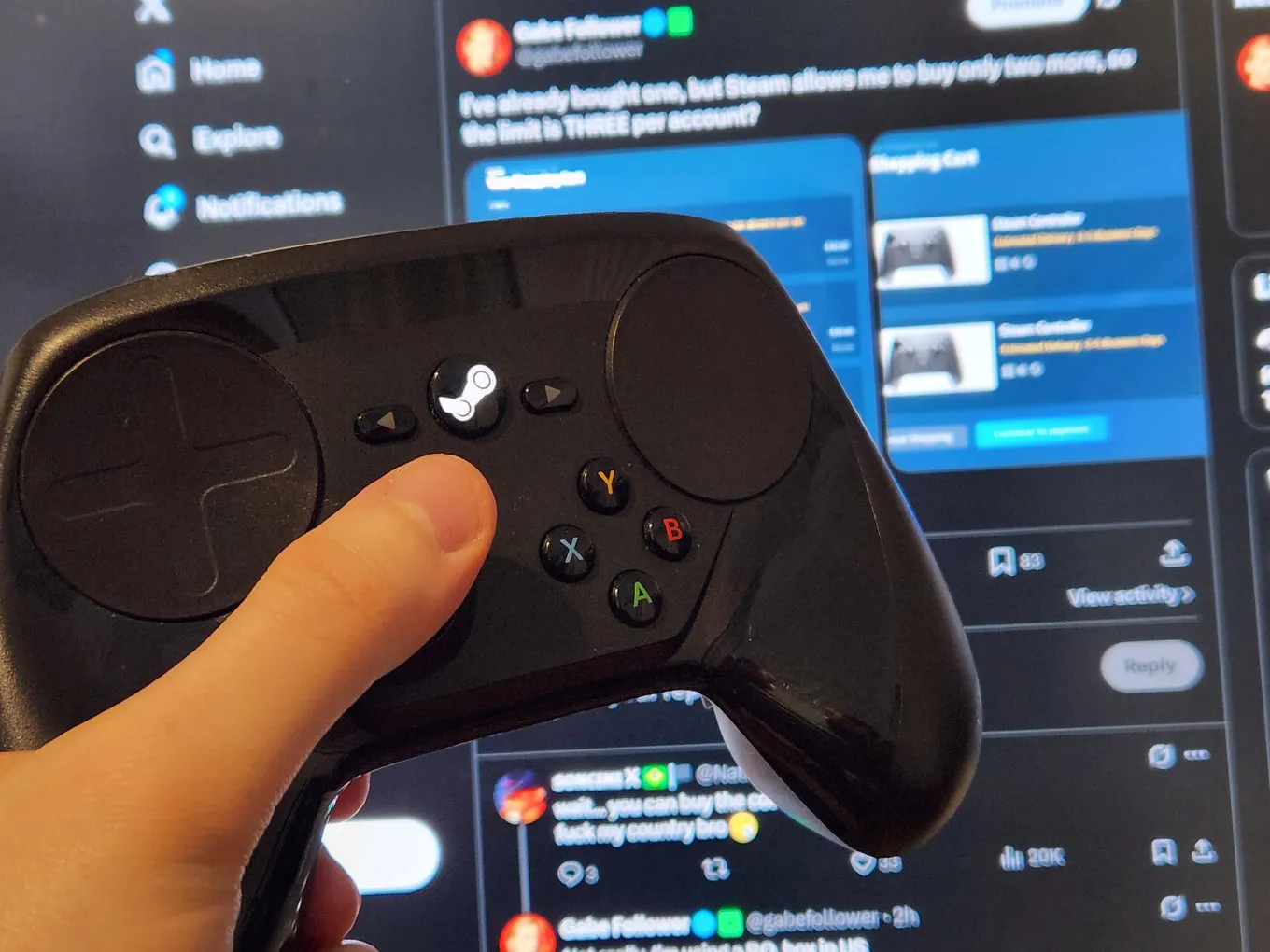 Steam Controller в руках Gabe Follower 