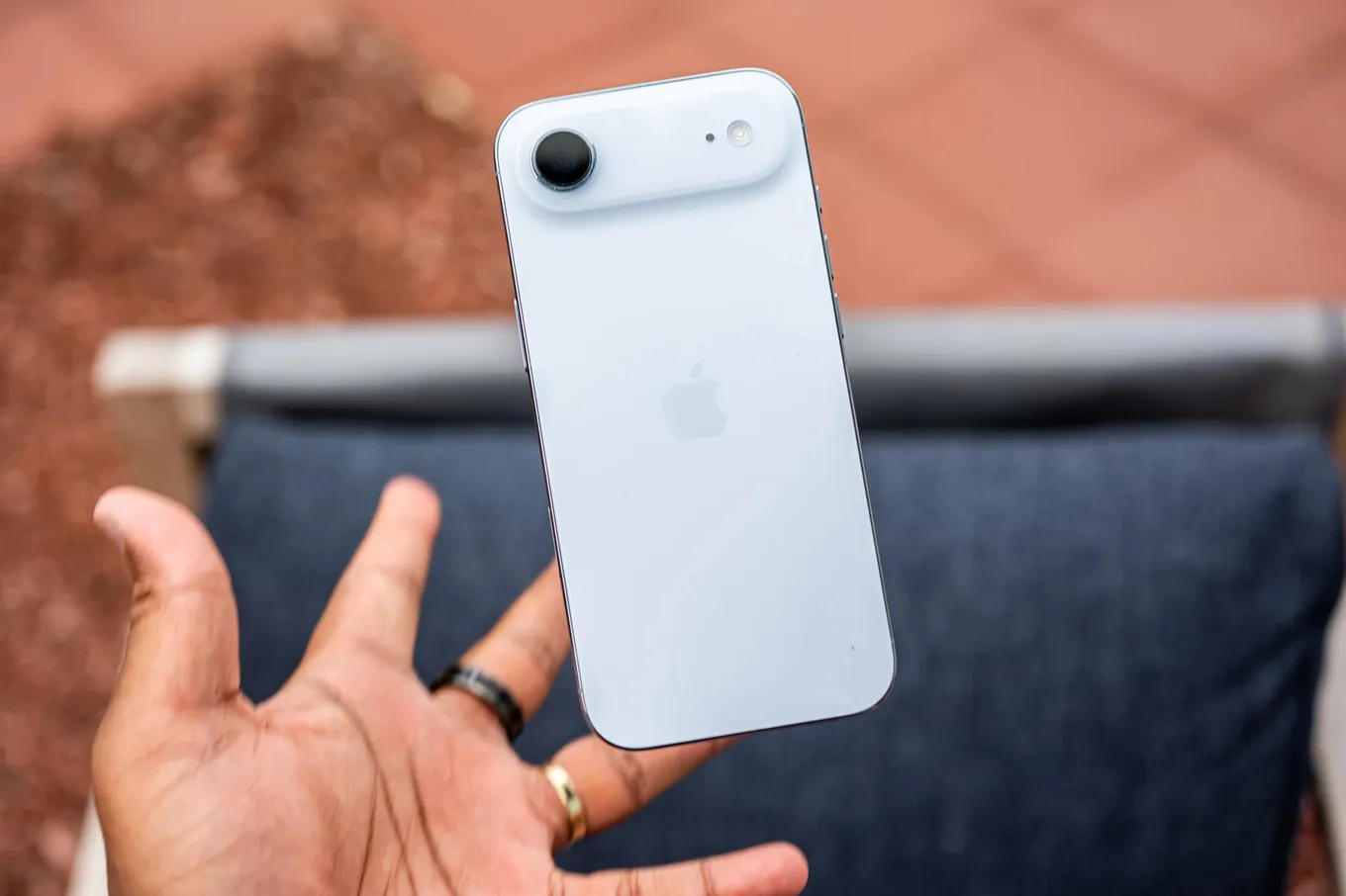 Самой обсуждаемой новинкой в линейке стал iPhone Air – смартфон толщиной всего 5,6 мм, самый тонкий за всю историю Apple.