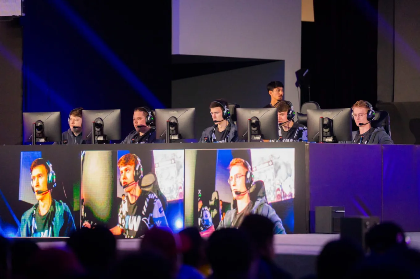 1win Team. Слева направо: Munkushi, RESPECT, CHIRA_JUNIOR, swedenstrong, Cloud