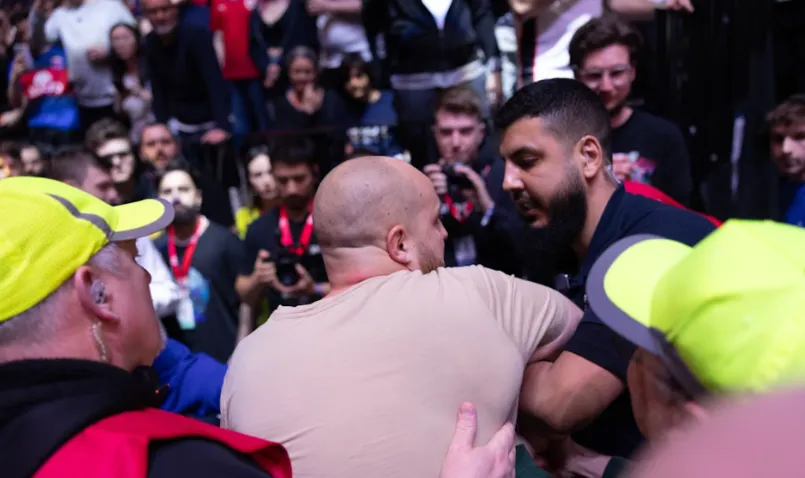Задержание протестующего на матче G2 против MOUZ